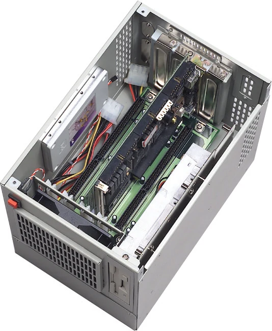 Bên trong AAEON AEC-204 khi mở nắp