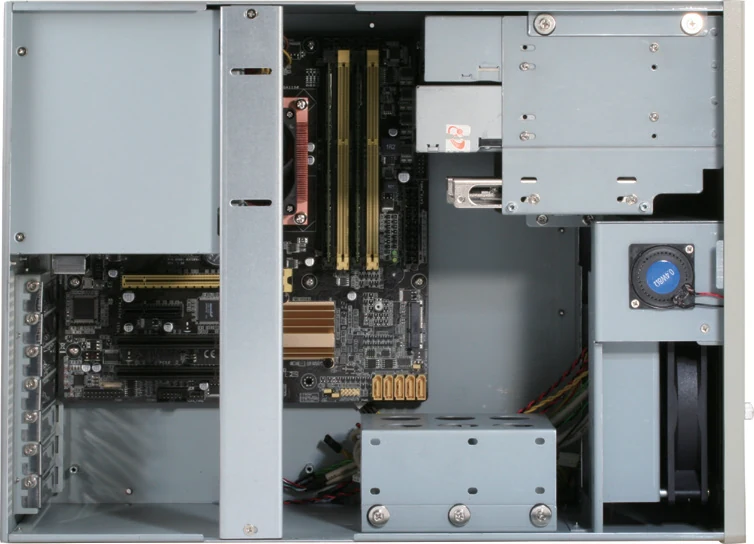 Bên trong AAEON AMC-280M khi mở nắp