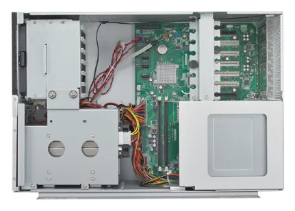 Bên trong IPC-7130 nhìn từ bên hông